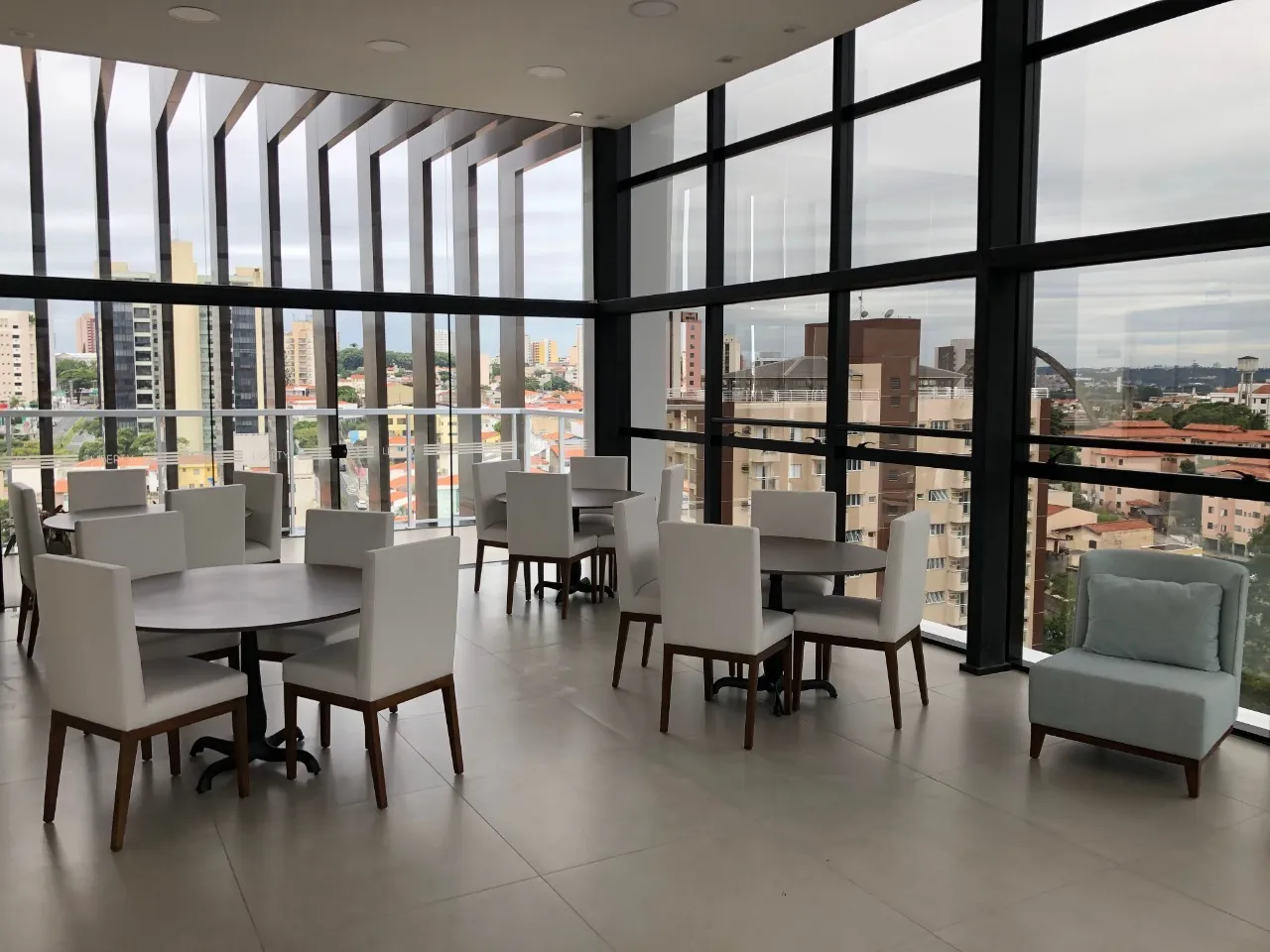 Imagem Apartamento para locação no Jardim Faculdade, Sorocaba-SP: 1 quarto, 1 suíte, 1 sala, 1 banheiro, 1 vaga de garagem, 33m² de área.