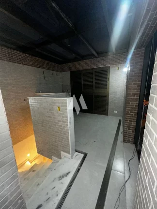 Imagem Apresentamos uma casa extraordinária, com 5 pavimentos e elevador, 3 suítes e uma master , toda climatizada, projetada com refinados toques de arquitetura e design de interiores assinados por Verônica Theodorico. Esta residência nova oferece um estilo de 