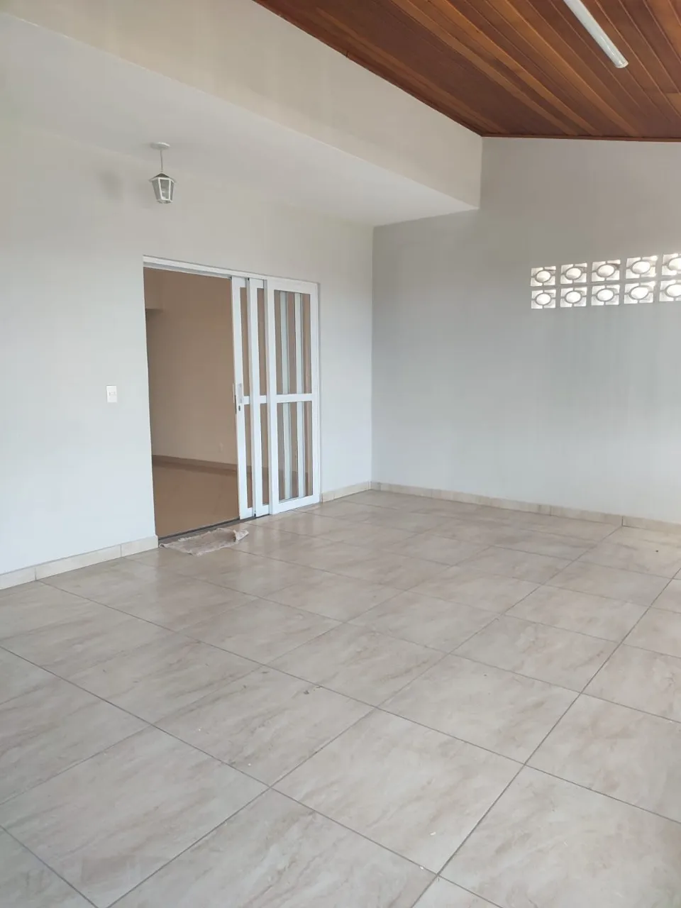 Imagem Imperdível Casa Comercial à Venda em Sorocaba-SP, Bairro Wanel Ville: 2 Quartos, 1 Suíte, 1 Sala, 3 Banheiros, 1 Vaga de Garagem e 380m² de Área.