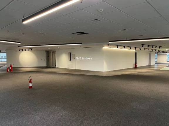 Imagem Conjunto comercial com 1.354m² para locação em Alphaville.