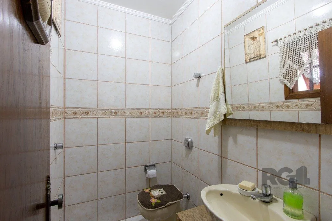 Imagem Casa de alvenaria, 3 quartos, 1 suíte, 4 banheiros e 5 vagas de garagem.