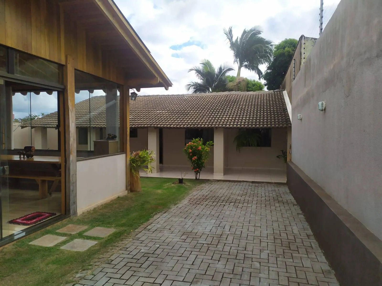 Imagem Casa com sala comercial Bairro Canadá área construída 230,00m² e terreno com 715,00m²