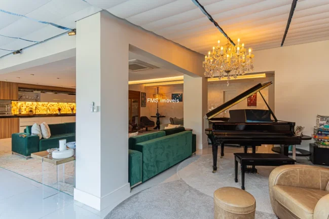Imagem Apartamento de Alto Padrão de 3 suítes em Moema com 330m² e 4 vagas de garagem.