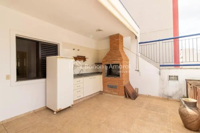 Imagem Localizado em Campinas, este espaçoso apartamento oferece um ambiente confortável e funcional. Com...