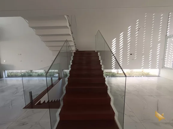 Imagem Sobrado com garagem subterranea e suite com dois closets e banheira
