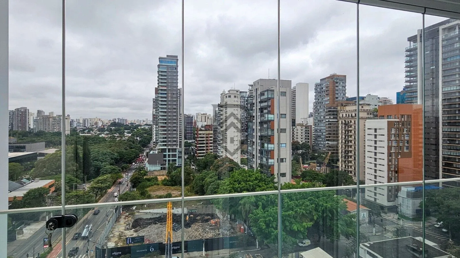 Imagem Apartamento Condomínio Oscar Ibirapuera, andar alto vista livre