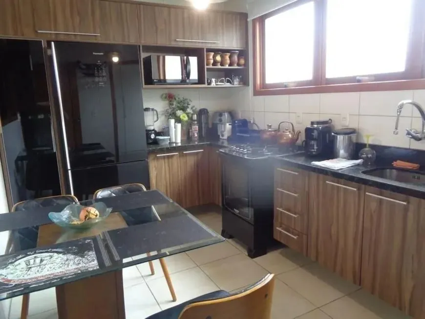 Imagem Sobrado com 3 dormitórios, terraço e espaço gourmet no São Sebastião - POA