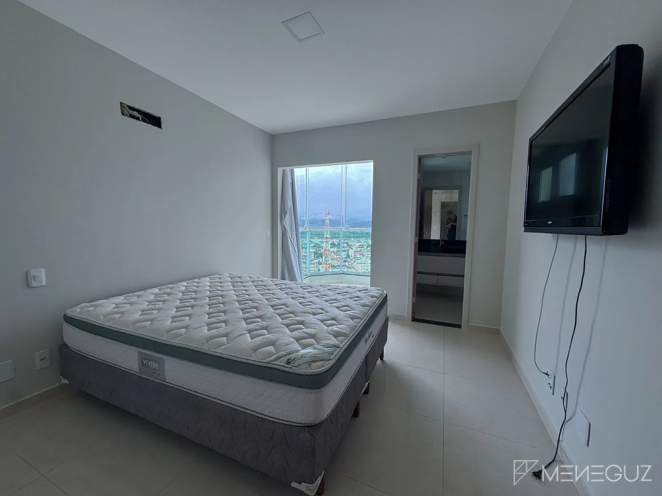 Imagem Apartamento mobiliado de 3 quartos na Avenida Praiana - andar alto, vista para as montanhas e vista discreta para o mar!