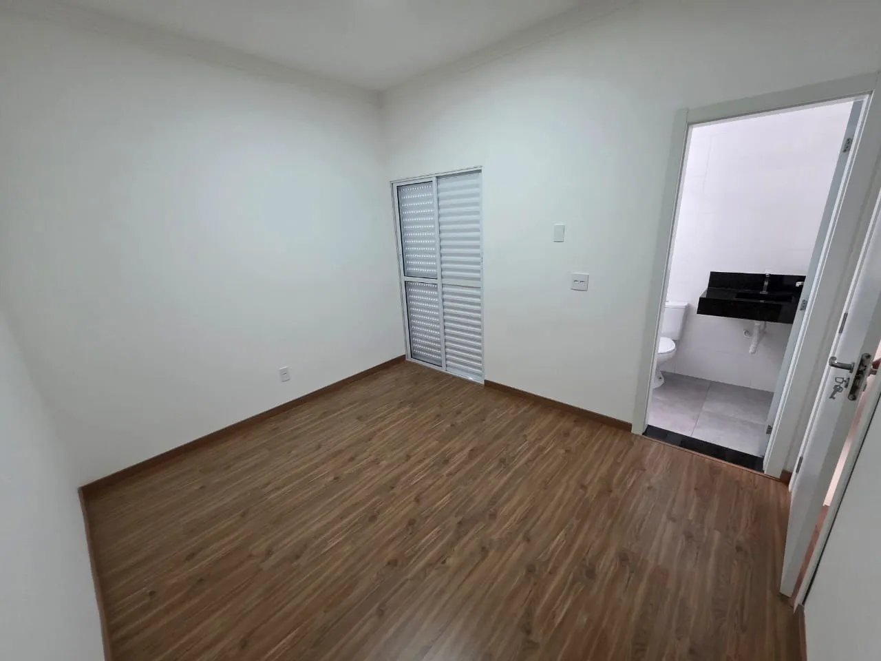 Imagem Imperdível oportunidade! Casa à venda em Sorocaba-SP, Jardim São Carlos. 3 quartos, 3 suítes, 2 salas, 3 banheiros, 3 vagas. 123m². Aproveite!