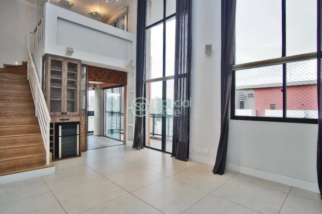 Imagem Excelente apto no Panamby - Área: 184,00m² - Amplo living com pé direito duplo ( persianas automa...