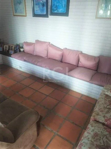 Imagem Casa com 03 dormitórios, churrasqueira, pátio com piscina e 5 vagas de garagem no bairro Menino Deus