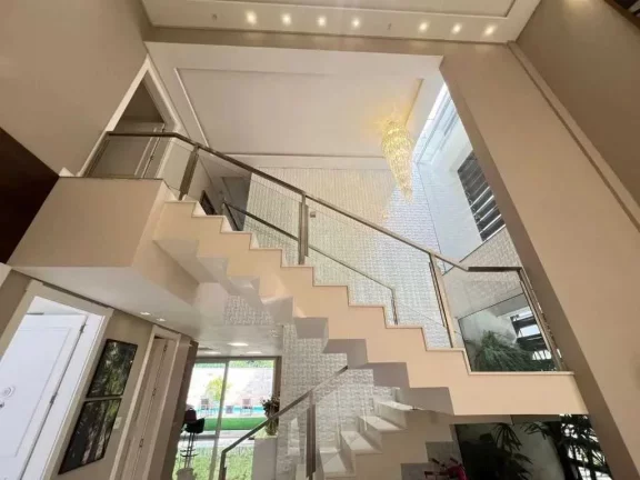 Imagem Casa de alto padrão em condomínio fechado com 5 suítes e 4 vagas de garagem em Itajaí