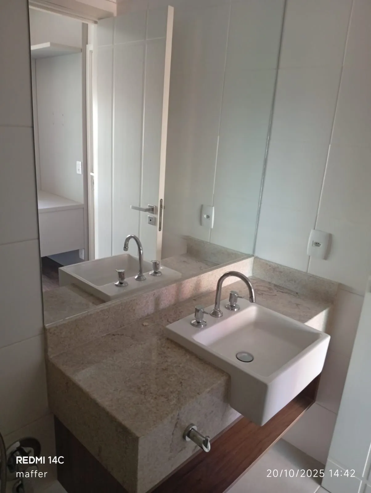 Imagem MÁFFER IMÓVEIS aluga Apartamento finamente mobiliado, com 1 dormitório e 1 vaga de garagem, localizado em uma das áreas mais nobres e desejadas de Porto Alegre.