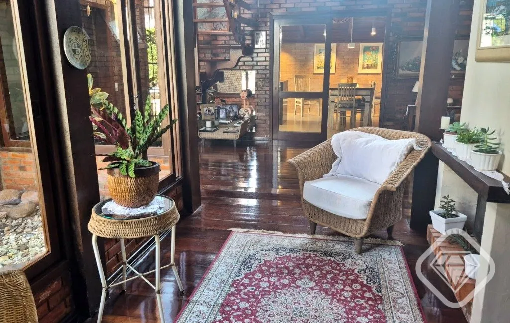 Imagem Casa em dois terrenos no bairro Guarujá, localizada em rua silenciosa, com excelente orientação s...