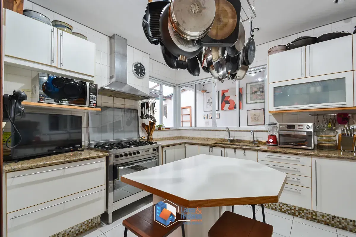 Imagem Casa para venda em Pacaembu com 3 quartos, sendo 3 suítes, 422m²