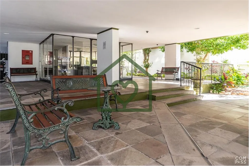 Imagem Apartamento com 82m² privativos, 2 dormitórios, sendo um deles uma suíte, dependência de emprega...