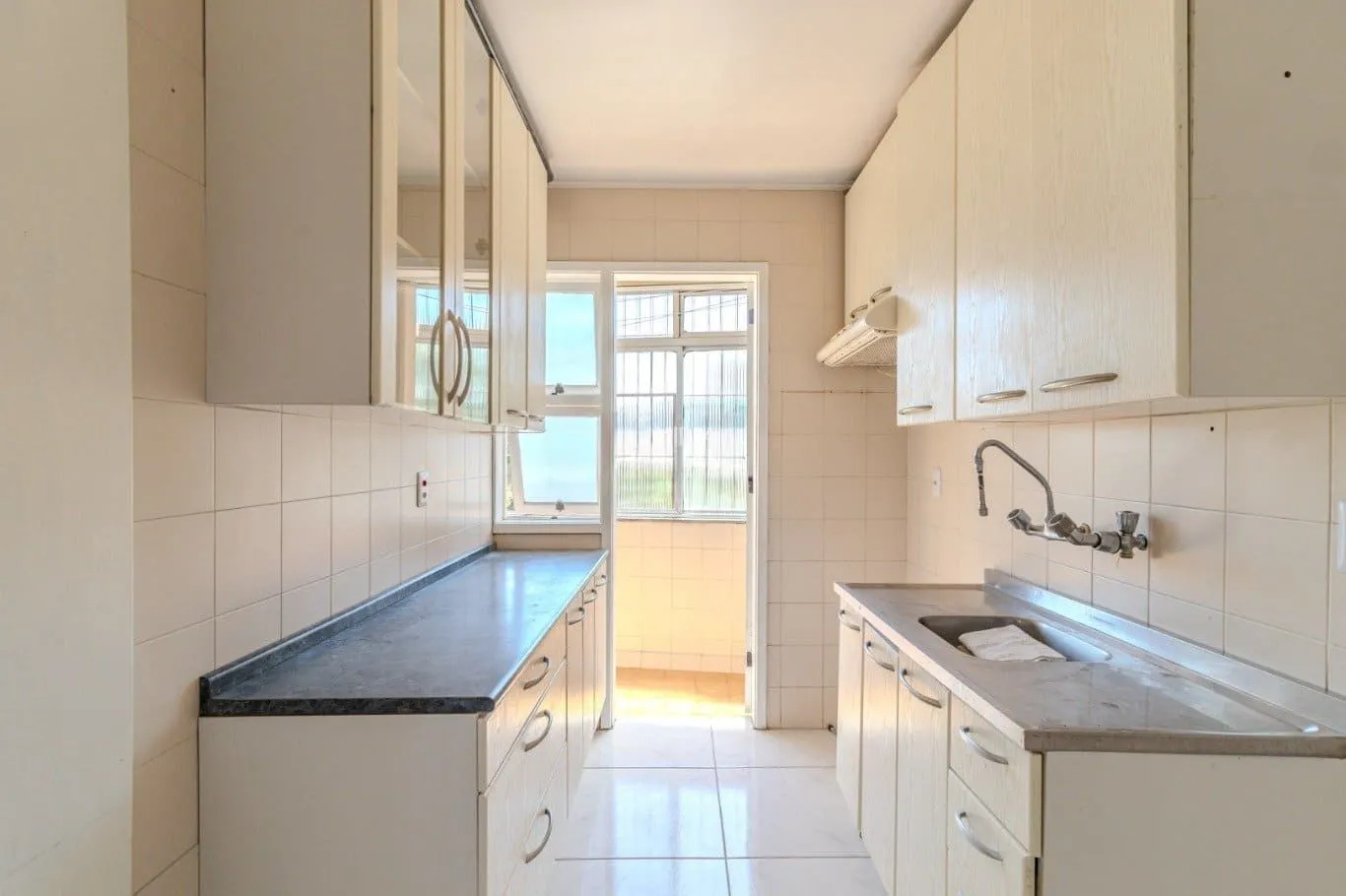 Imagem Apartamento de 2 dormitórios à venda em Vila Ipiranga, Porto Alegre.
