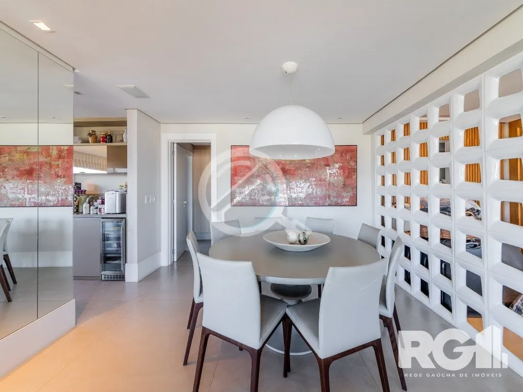Imagem EXCLUSIVIDADE. Belíssimo apartamento com 245 m², mobiliado, com 3 suítes no bairro Moinhos de Ven...