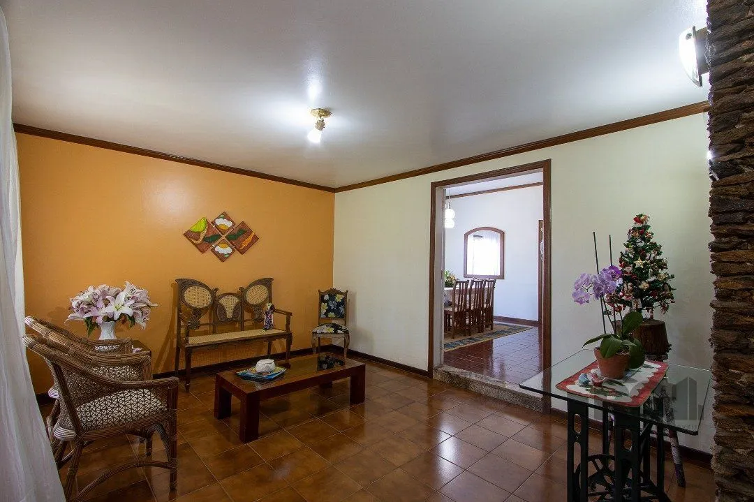 Imagem Casa com 4 quartos, suíte, churrasqueira, lareira, garagem coberta e lindo jardim.