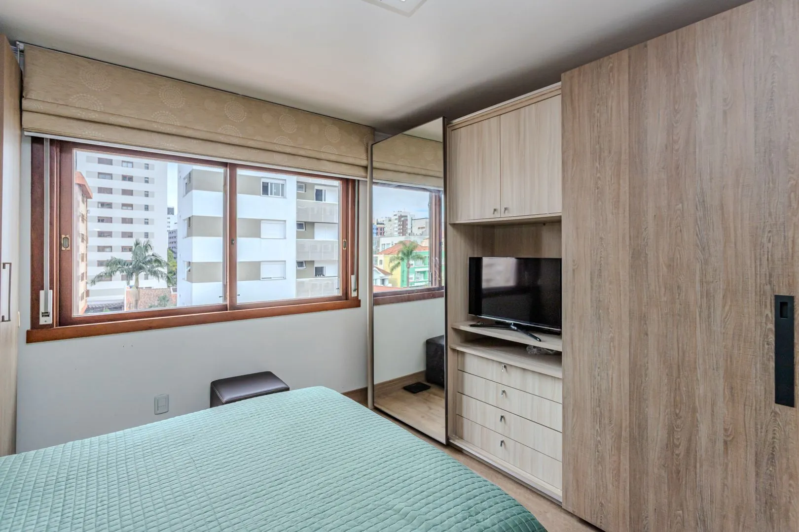 Imagem Apartamento no bairro Menino Deus de 4 dormitórios e vaga