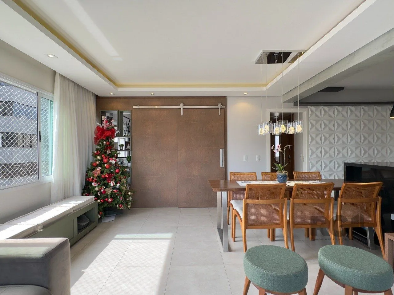 Imagem APARTAMENTO MOBILIADO COM PLANTA DIFERENCIADA E ÓTIMA LOCALIZAÇÃO