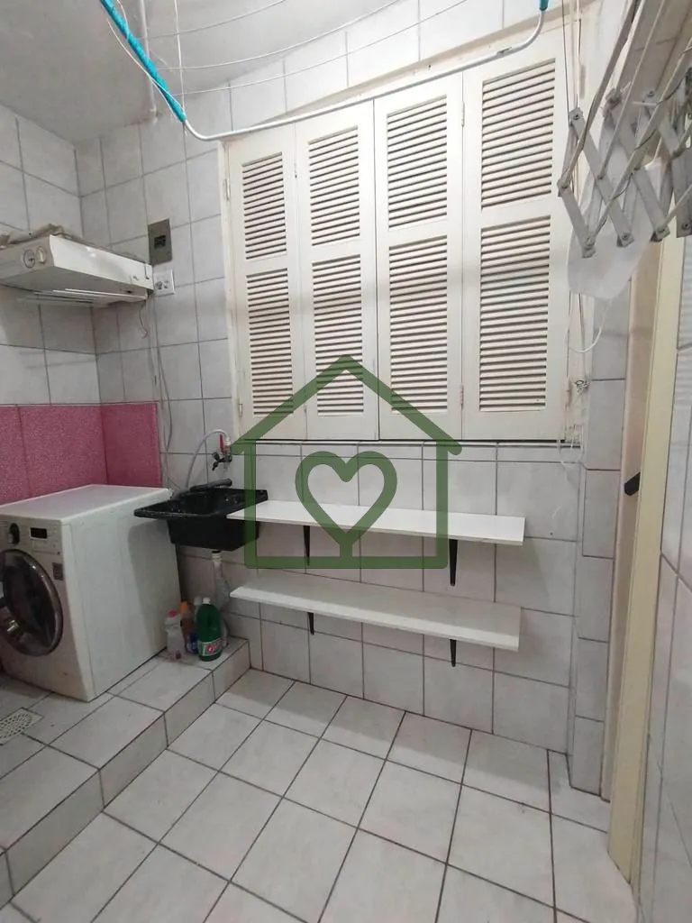 Imagem Apartamento de 80m², três dormitórios, banheiro social, living, cozinha, área de serviço, préd...