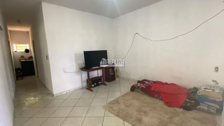 Imagem Casa à venda no Jardim Maracanã, Uberaba: 2 dormitórios, 3 garagens!