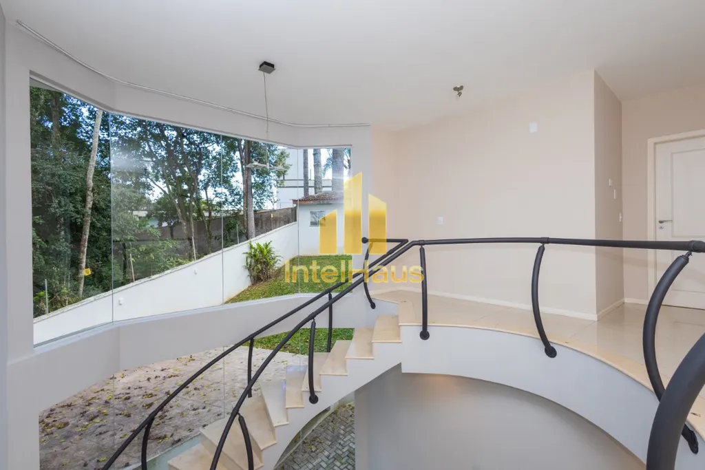 Imagem Esta residência de 487 m² no Campo Comprido é uma oportunidade estratégica para quem busca ampli...