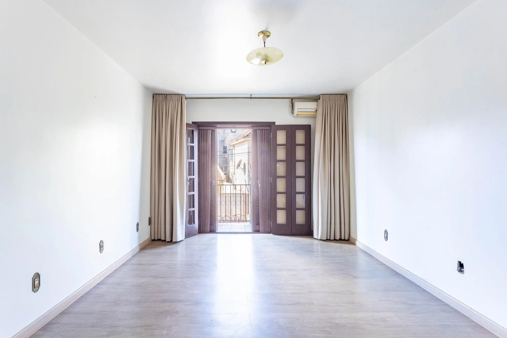 Imagem CASA SOBRADO 3 DORMITÓRIOS 1 SUITE 3 VAGAS NO BAIRRO HIGIENÓPOLIS EM PORTO ALEGRE