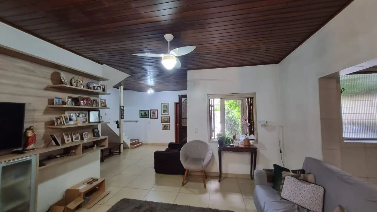 Imagem Casa estilo sobrado para venda de 3 dormitórios com 2 vagas de garagem no bairro Cidade Baixa em Porto Alegre/RS.