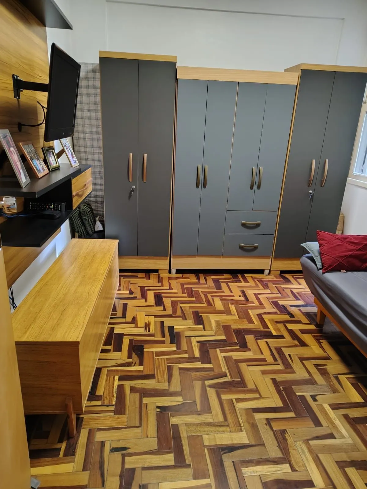 Imagem Apartamento Espaçoso no Centro Histórico com Móveis Sob Medida