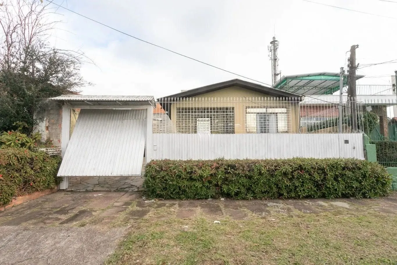 Imagem Casa com 2 dormitórios à venda em Partenon, Porto Alegre
