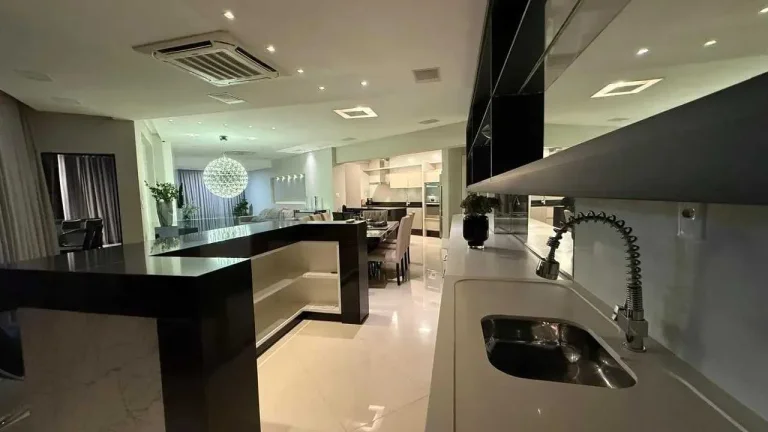 Imagem Cobertura duplex mobiliado com 4 dormitórios sendo 4 suítes e 5 vagas em Balneário Camboriú/SC