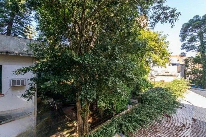 Imagem Formidável apartamento com 3 dormitórios (2 deles são suíte), peças amplas e bem iluminadas, banheiro auxiliar e cozinha com área de serviço separada. Dispõe de uma vaga de garagem coberta. Edifício com elevador e sistema de segurança por câmeras.