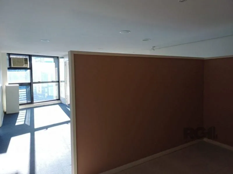 Imagem MÁFFER IMÓVEIS ALUGA - CONJUNTO COMERCIAL Av. Cristóvão Colombo esquina Benjamin Constant | Porto Alegre/RS