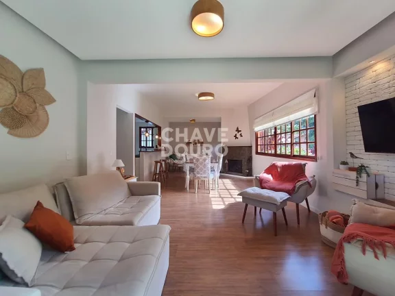 Imagem Casa linear reformada de 3 quartos (sendo 2 suítes) e área gourmet para venda em Teresópolis.