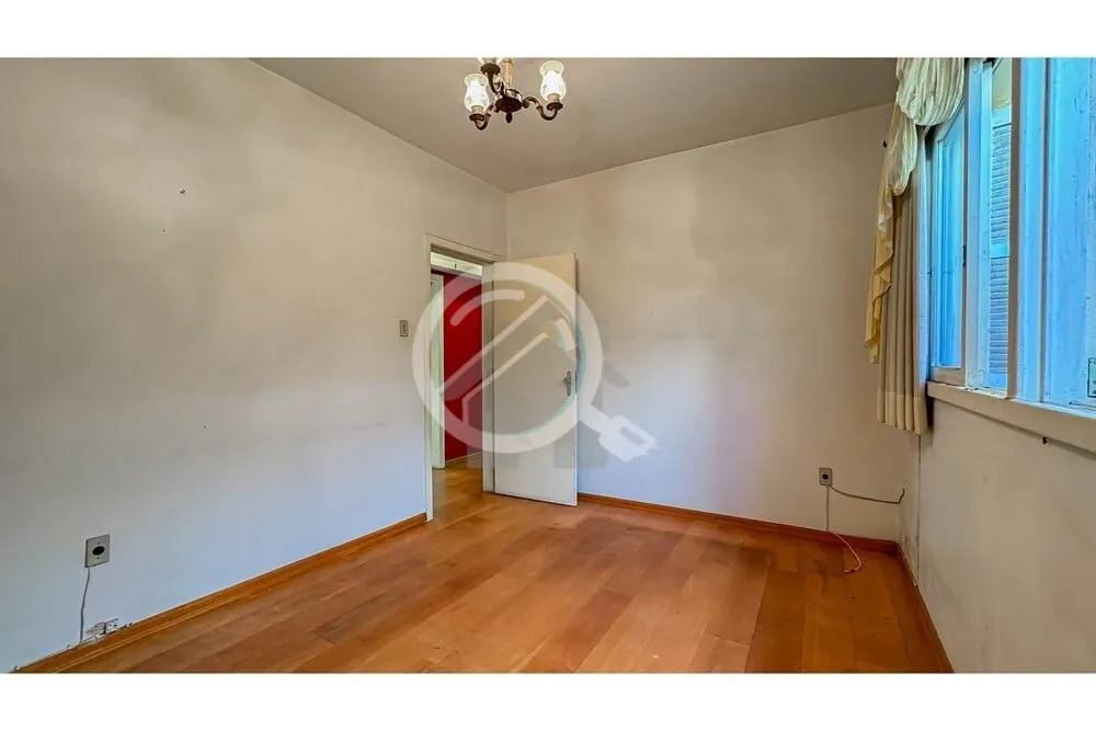 Imagem Ampla casa com 14 peças incluindo um anexo de 3 andares, salas com lareira, 2 suítes, 4 quartos, e...