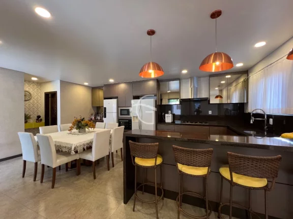 Imagem Venha se encantar com esta incrível casa localizada no prestigiado bairro Vila Nova, em Joinville.