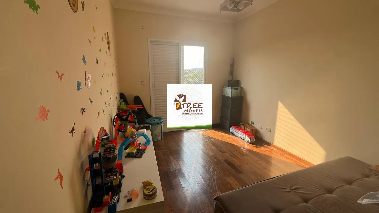 Imagem VENDA DE SOBRADO NO CONDOMÍNIO HILLS III, EM ARUJÁ/SP, 521m² com 05 suítes, piscina, sala ampla, quintal de 200m² e 06 vagas. CONSULTE-NOS.