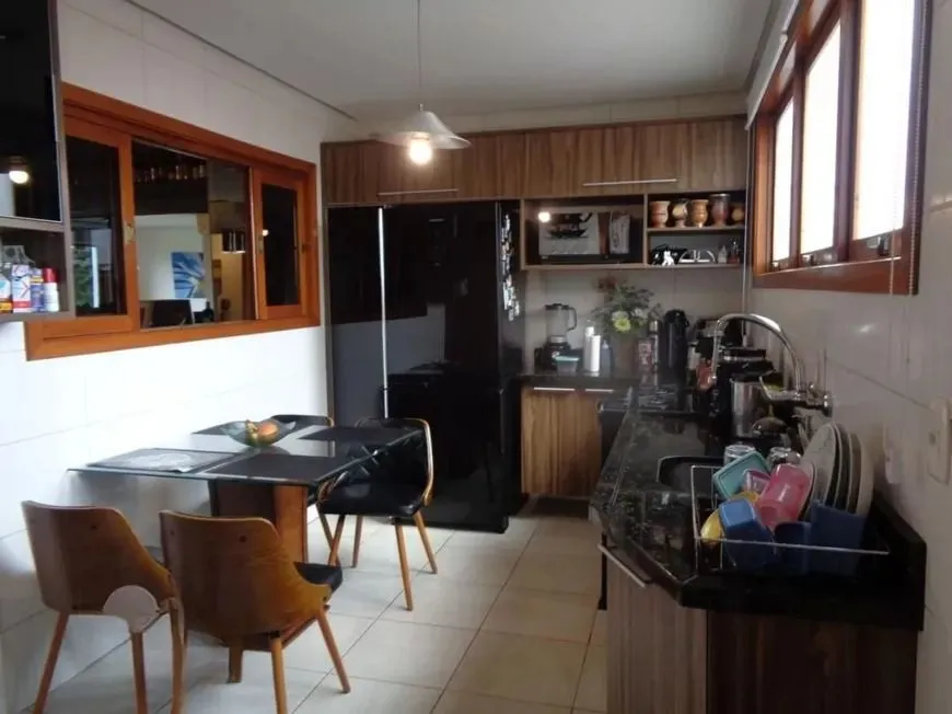 Imagem Sobrado com 3 dormitórios, terraço e espaço gourmet no São Sebastião - POA