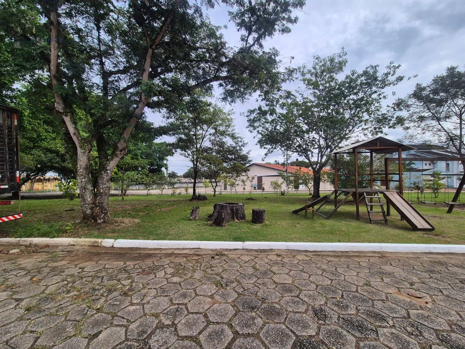 Imagem Renda Garantida e Ótima Localização: 2 Casas à Venda em Bairro Consolidado