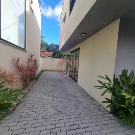 Imagem CASA DE ALTO PADRAO EM CONDOMINIO, COM 3 SUITES , AREA GOURMET PRIVATIVA , 3 VAGAS, BEM PROXIMO A PRAIA