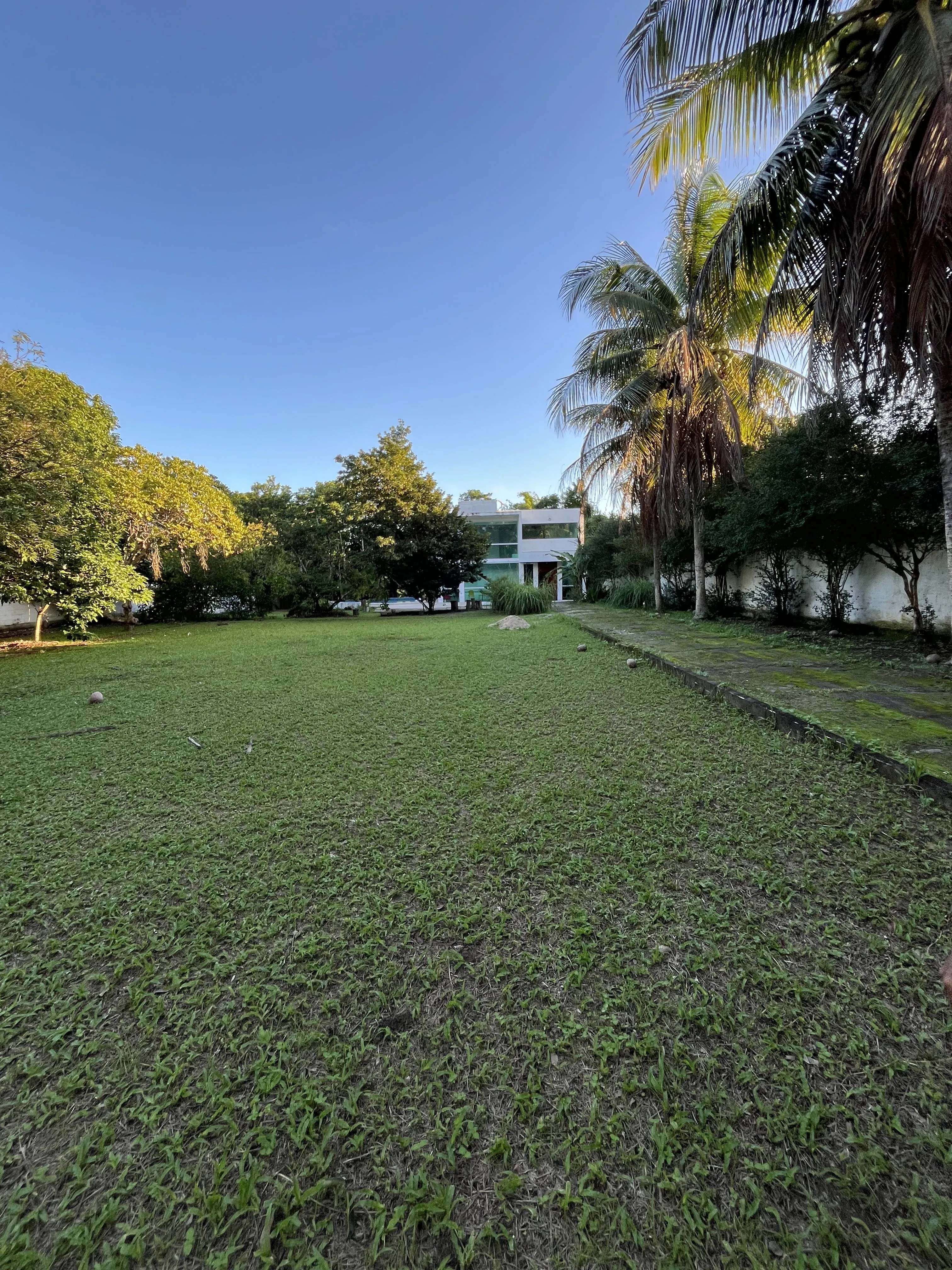 Imagem Localizada em um amplo terreno arborizado, a propriedade oferece muito espaço para lazer, convivên...