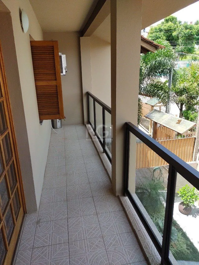 Imagem Excelente casa com 03 suíte, espaço gourmet com churrasqueira, living com lareira, pátio com piscina e garagem para 02 carros no bairro Espírito Santo