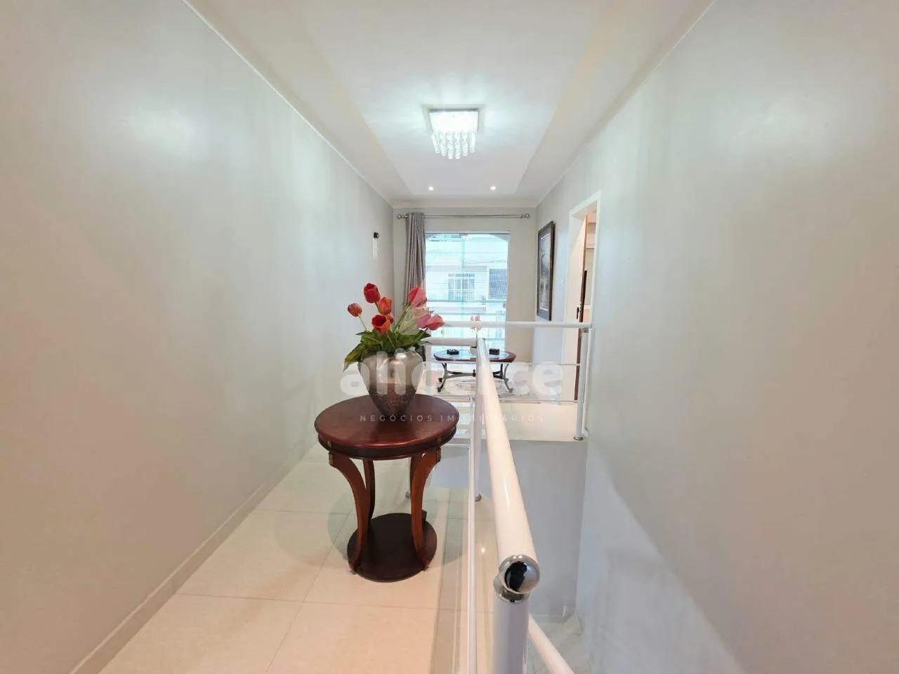 Imagem Casa Alto `Padrão a 1 quadra da Beira-Mar Continental | 3 Dormitórios I 4 Vagas de Garagens I Piscina no bairro Estreito - Florianópolis/SC