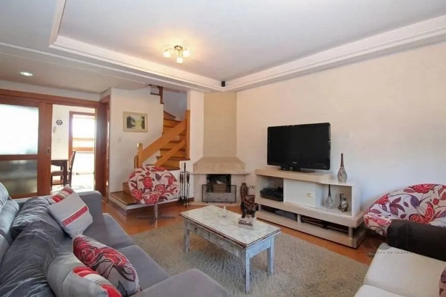 Imagem Ampla casa de 175 m² com 3 dormitórios e 3 vagas de garagem