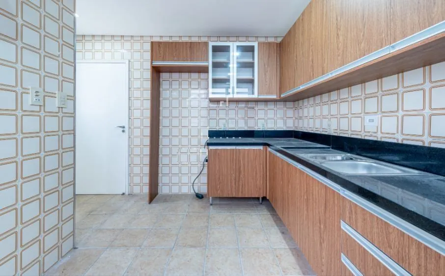Imagem Com 3 quartos e 2 banheiros, ampla sala com garagem para 03 carros.