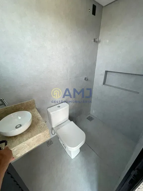 Imagem Casa térrea à venda no Jardins Capri | Lote de esquina com 4 suítes, piscina e alto padrão em Goiânia
