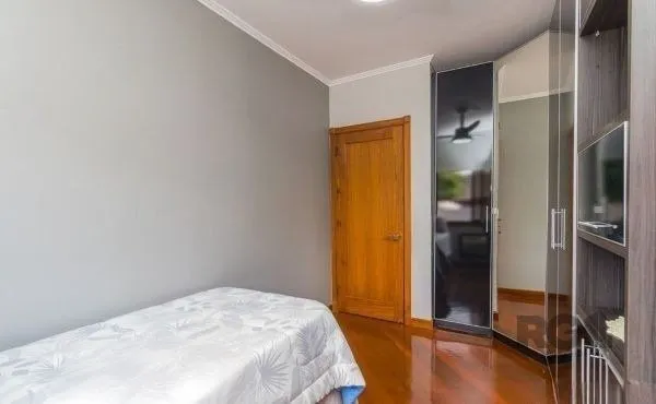 Imagem Casa sobrado no Cristal de 3 dormitórios e 3 vagas