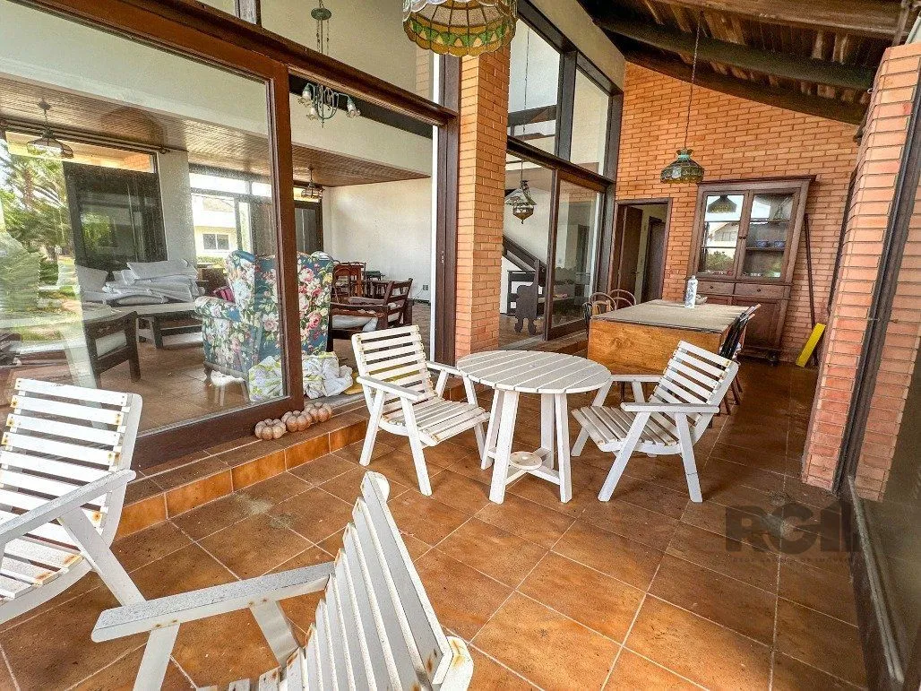 Imagem Icônica Casa para comprar a poucos metros do mar em Atlântida
